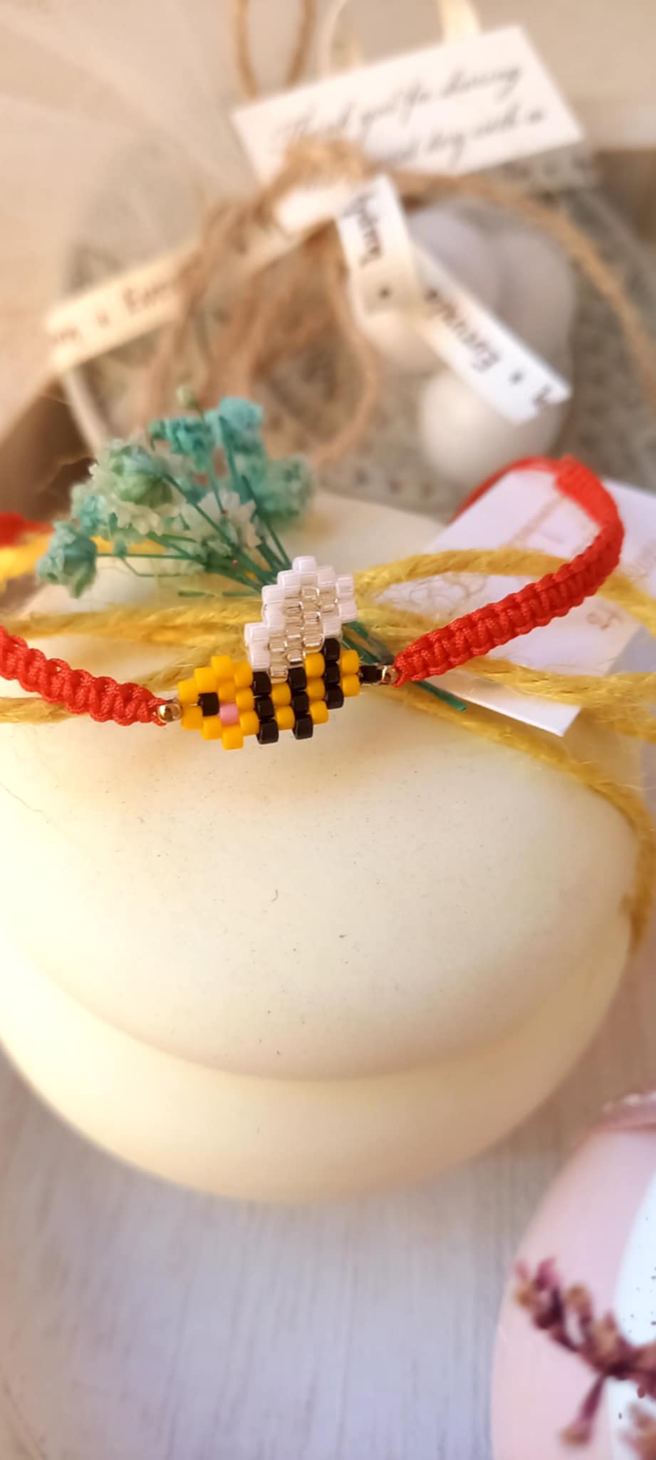 Βραχιόλι μαρτάκι με μοτίφ μελισσούλα