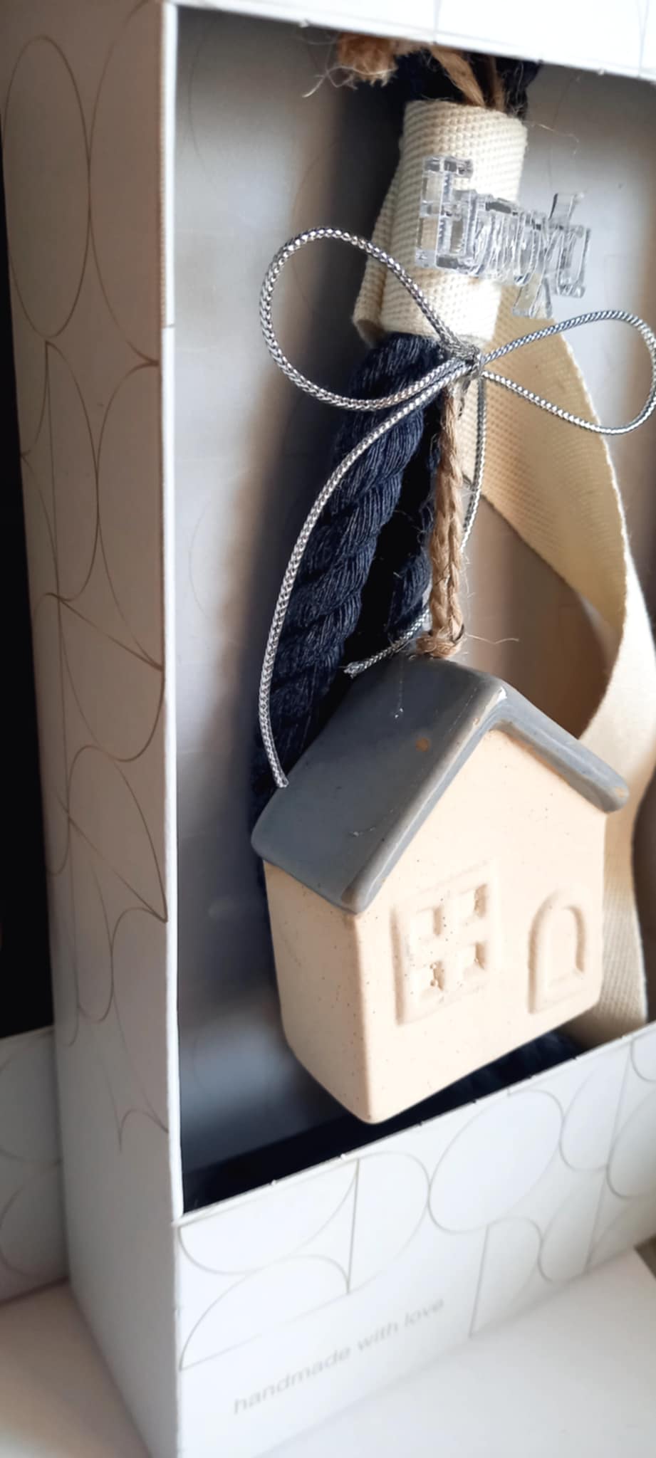 Γούρι 2026 κεραμικό σπιτάκι με σχοινί