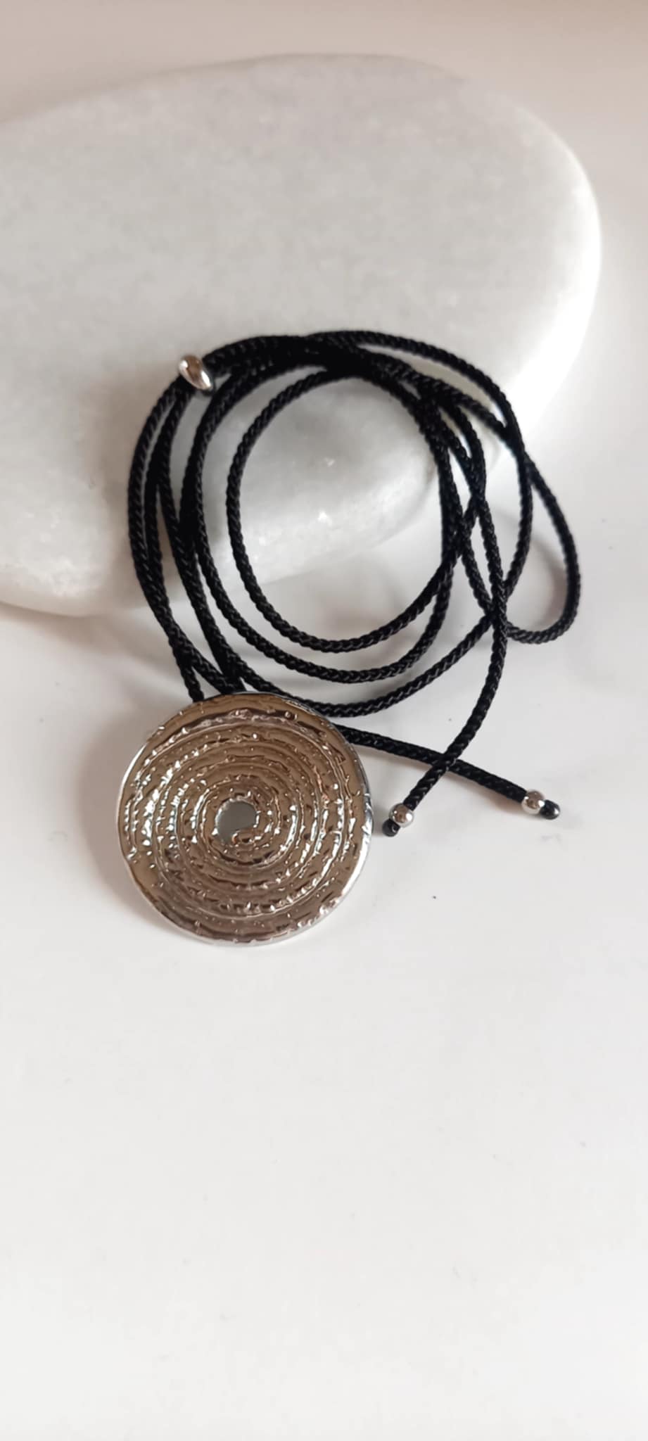 Κολιέ με κορδόνι και μοτίφ