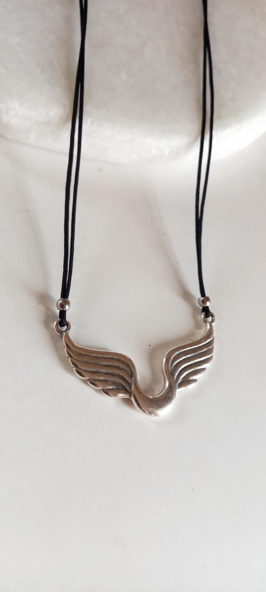 Κολιέ με κορδόνι και μοτίφ φτερά αγγέλου