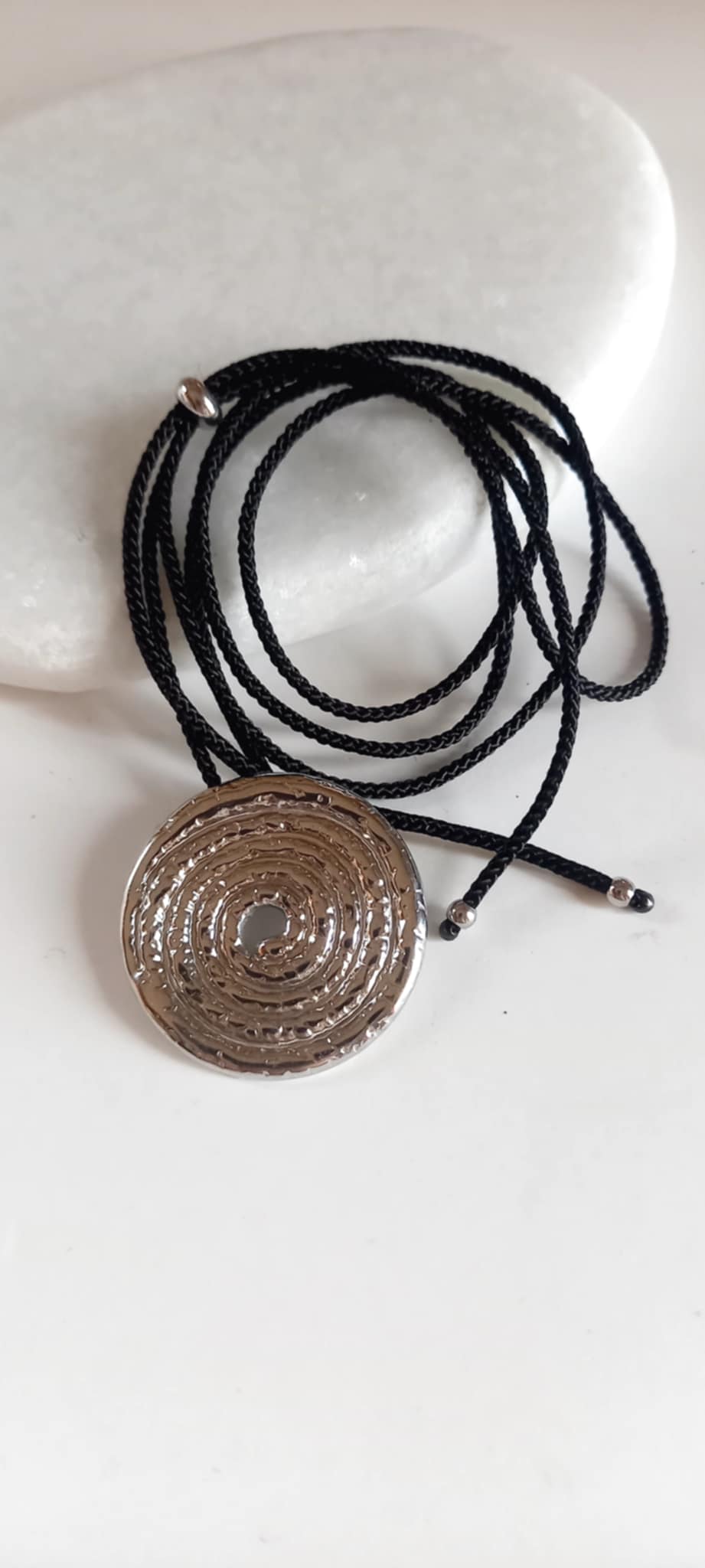 Κολιέ με κορδόνι και μοτίφ