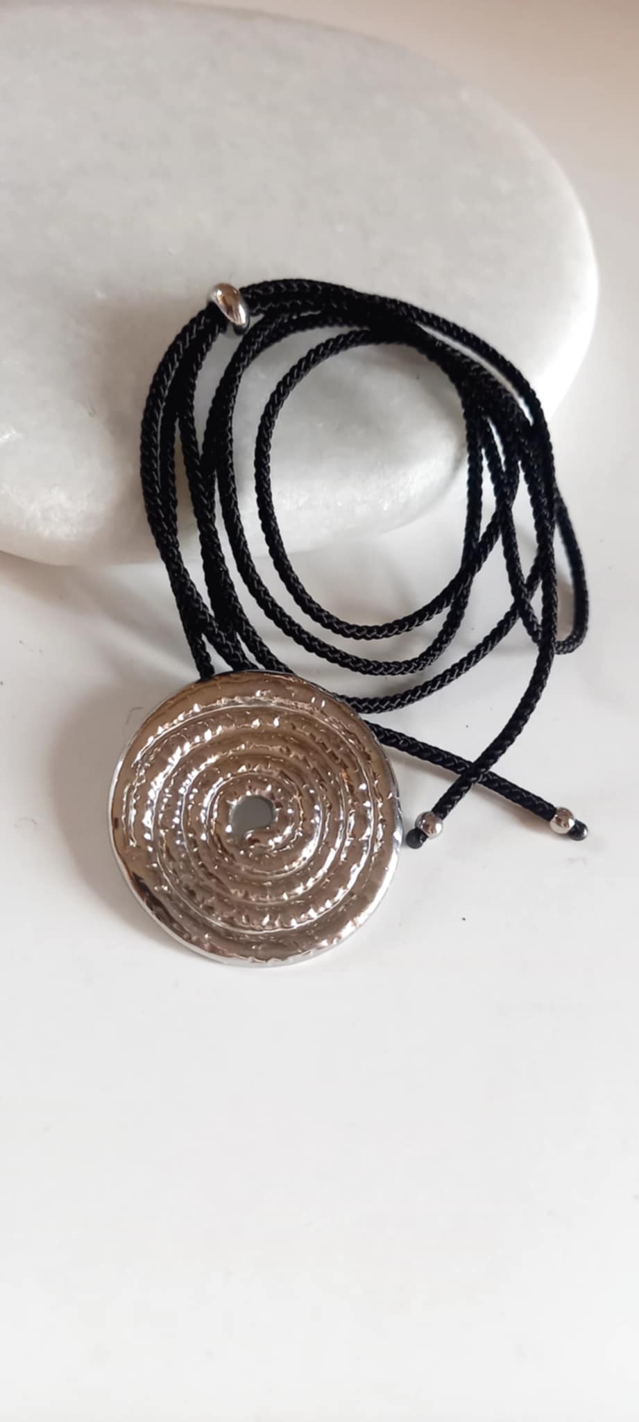 Κολιέ με κορδόνι και μοτίφ