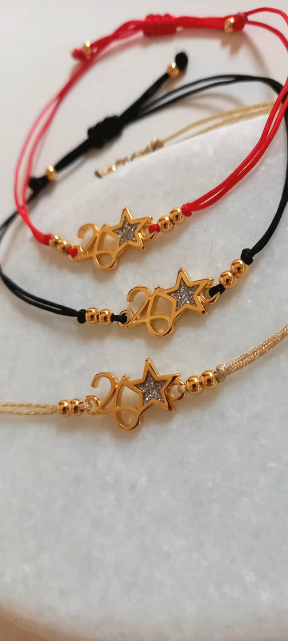 Βραχιόλι - γούρι με επιχρυσωμένο στοιχείο "26"