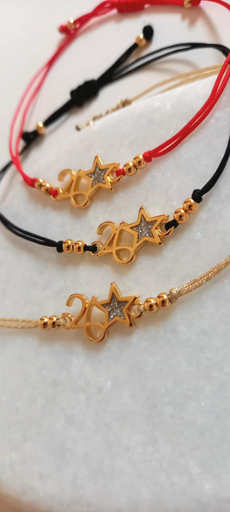 Βραχιόλι - γούρι με επιχρυσωμένο στοιχείο "26"