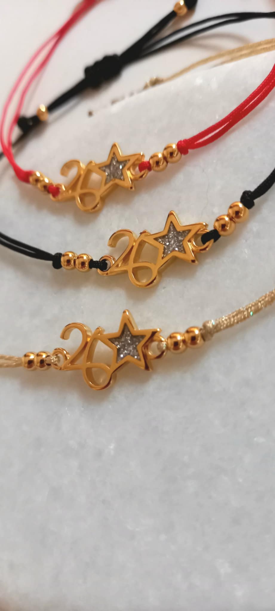 Βραχιόλι - γούρι με επιχρυσωμένο στοιχείο "26"