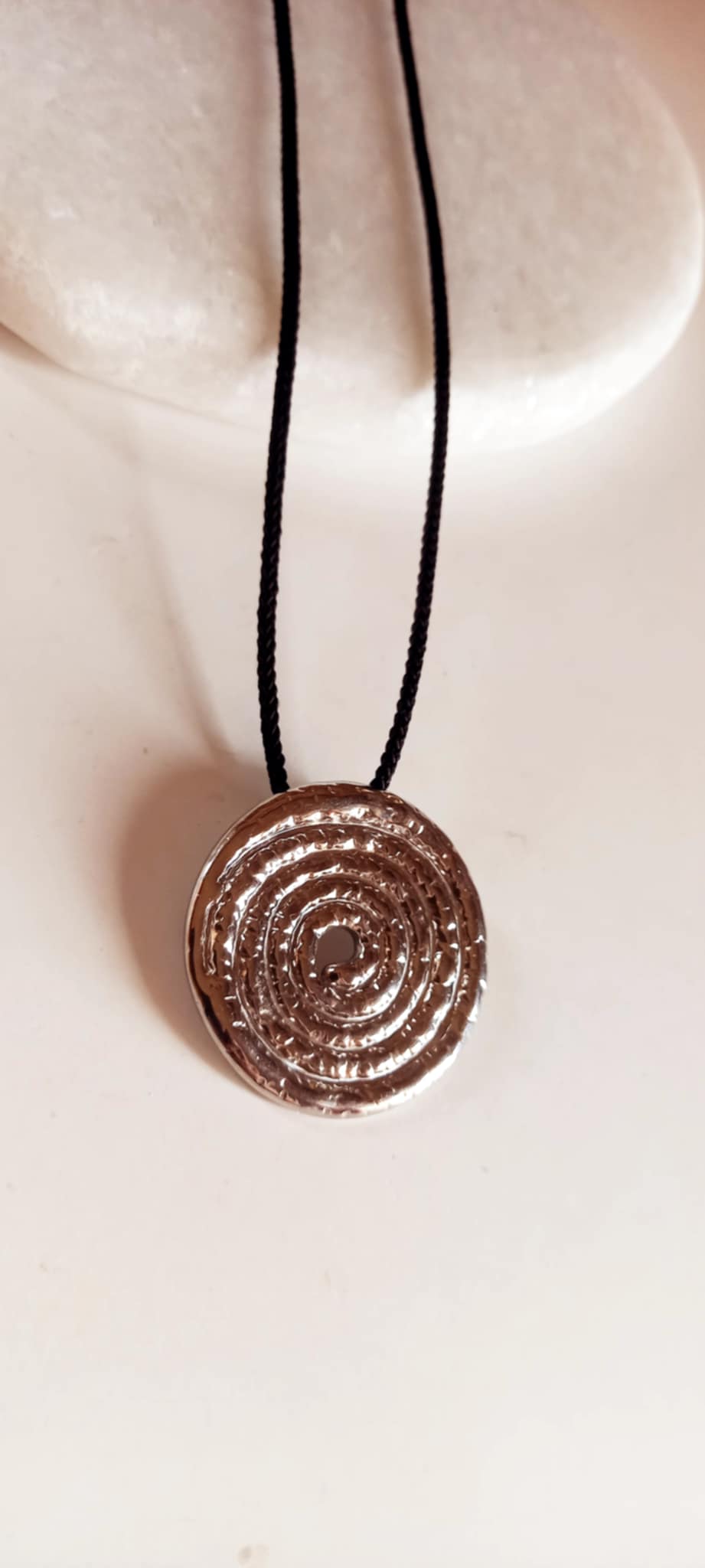 Κολιέ με κορδόνι και μοτίφ