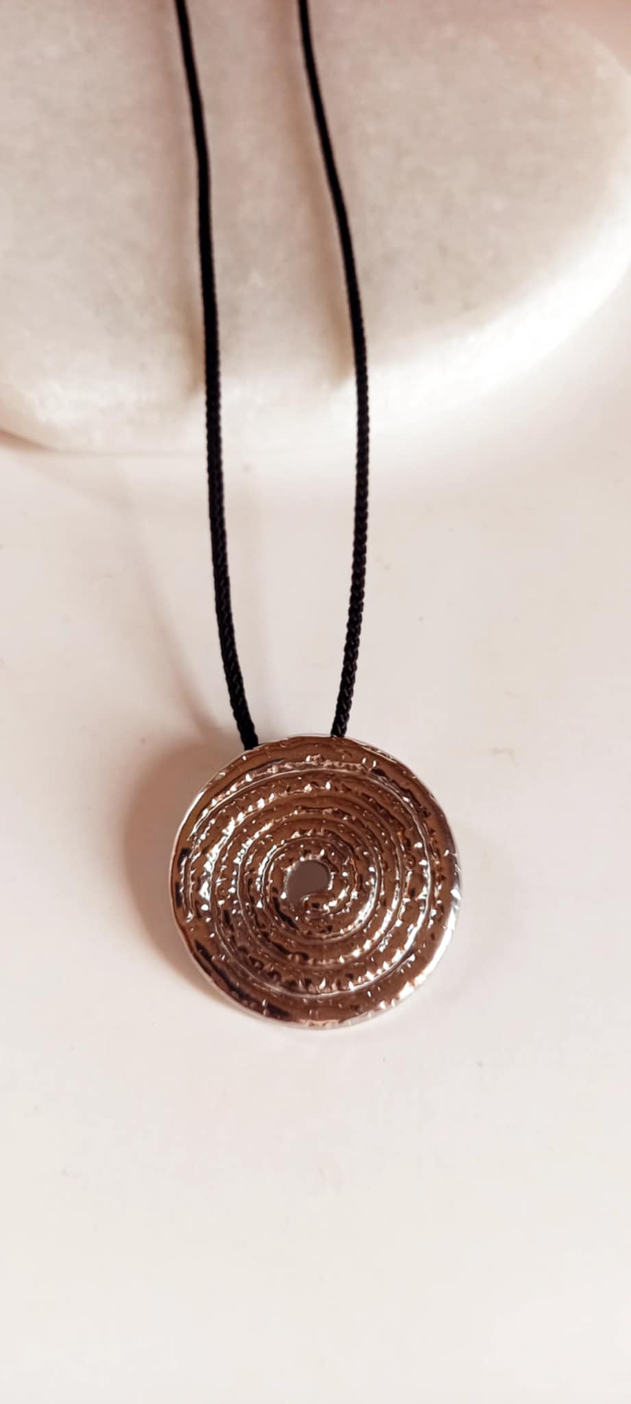 Κολιέ με κορδόνι και μοτίφ