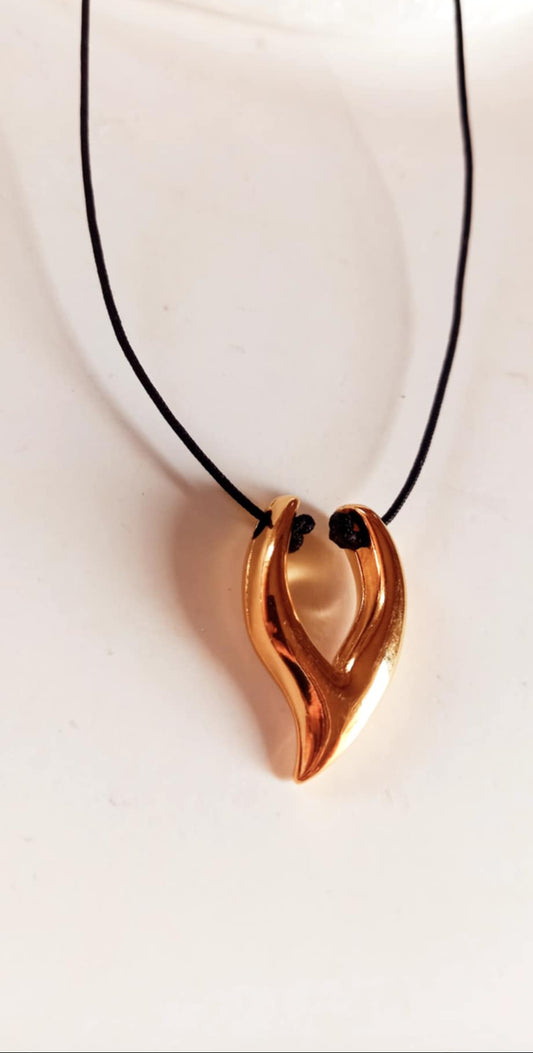 Κολιέ με κορδόνι και επιχρυσωμένο μοτίφ