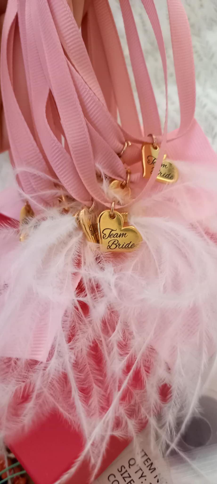 Βραχιόλι για bachelor party με κορδέλα, καρδιά και φτερά