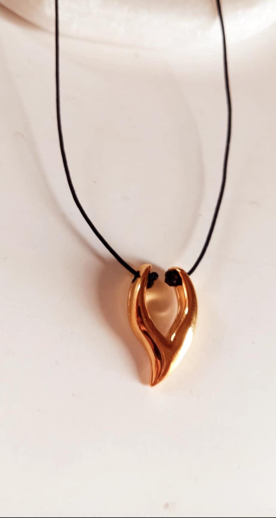 Κολιέ με κορδόνι και επιχρυσωμένο μοτίφ