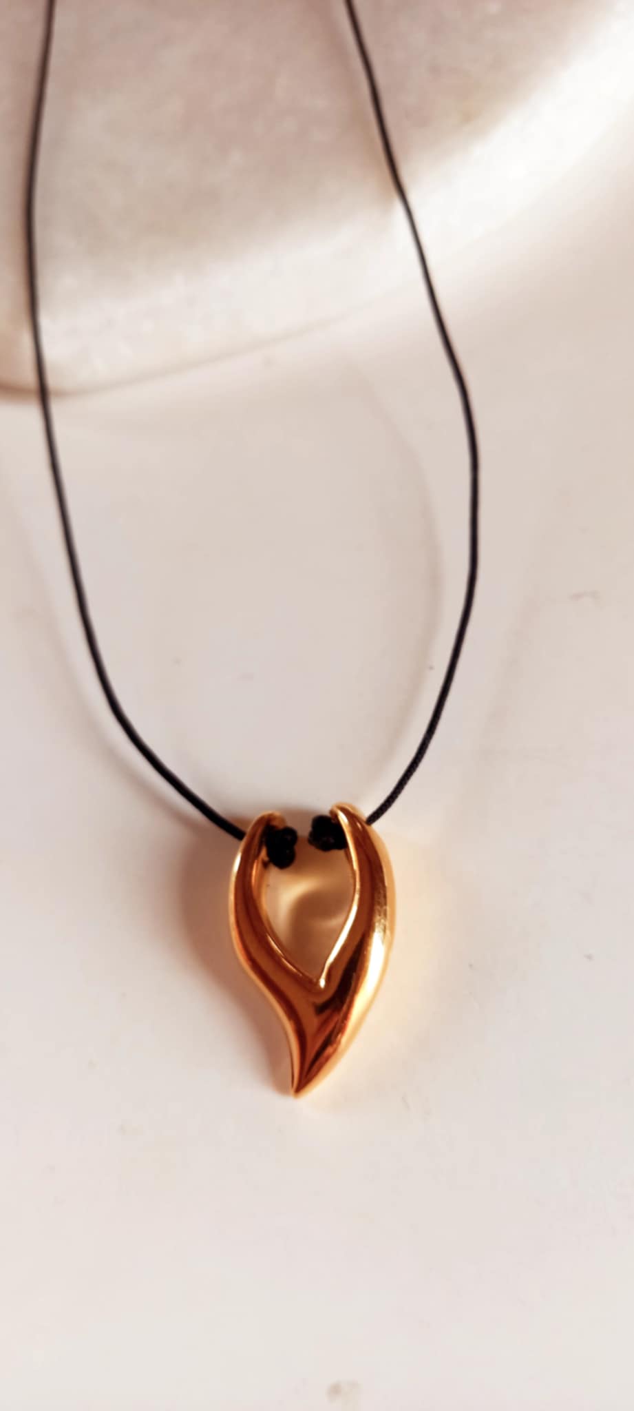 Κολιέ με κορδόνι και επιχρυσωμένο μοτίφ