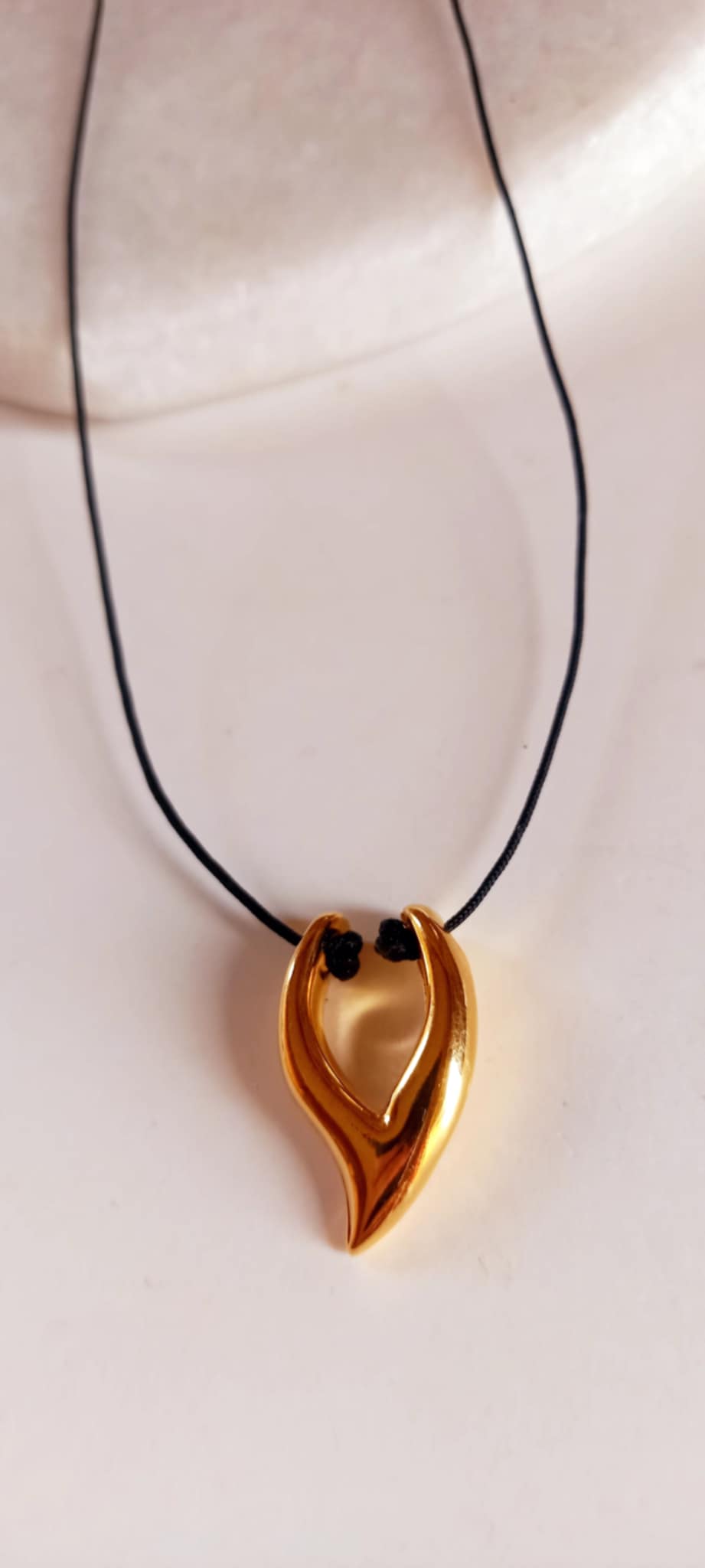 Κολιέ με κορδόνι και επιχρυσωμένο μοτίφ