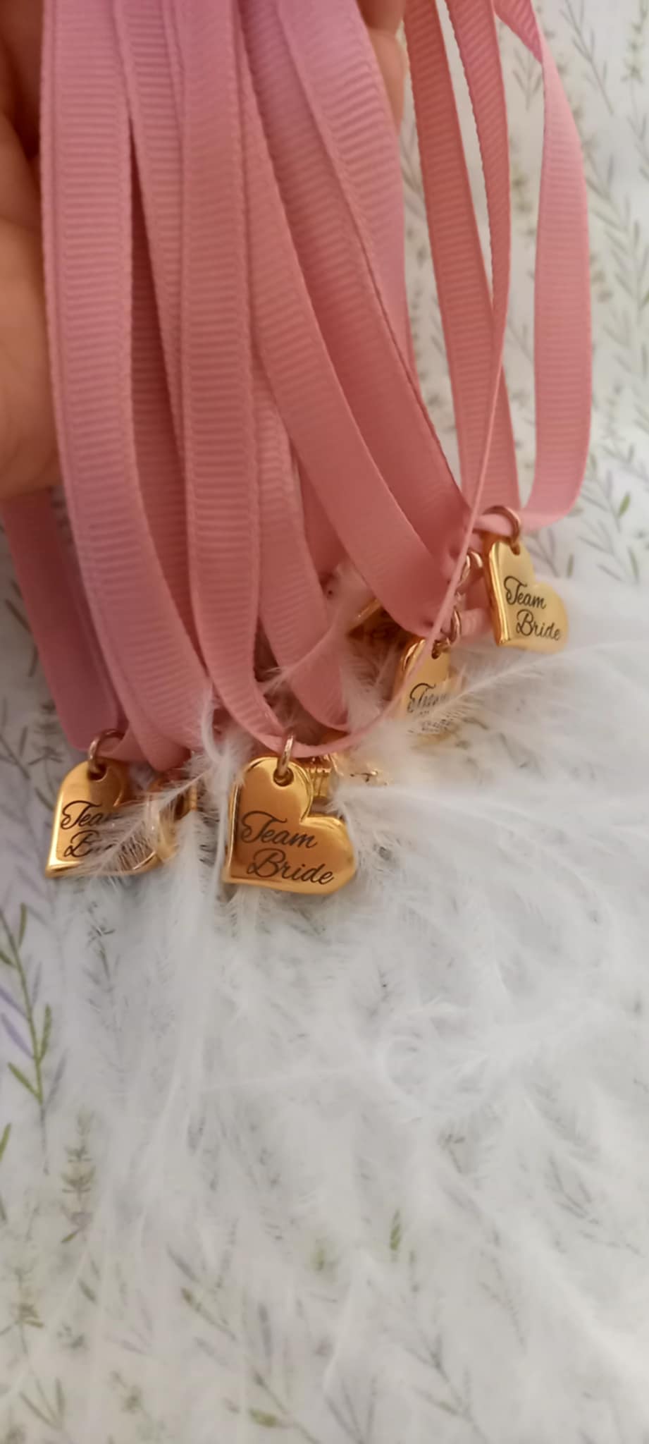 Βραχιόλι για bachelor party με κορδέλα, καρδιά και φτερά