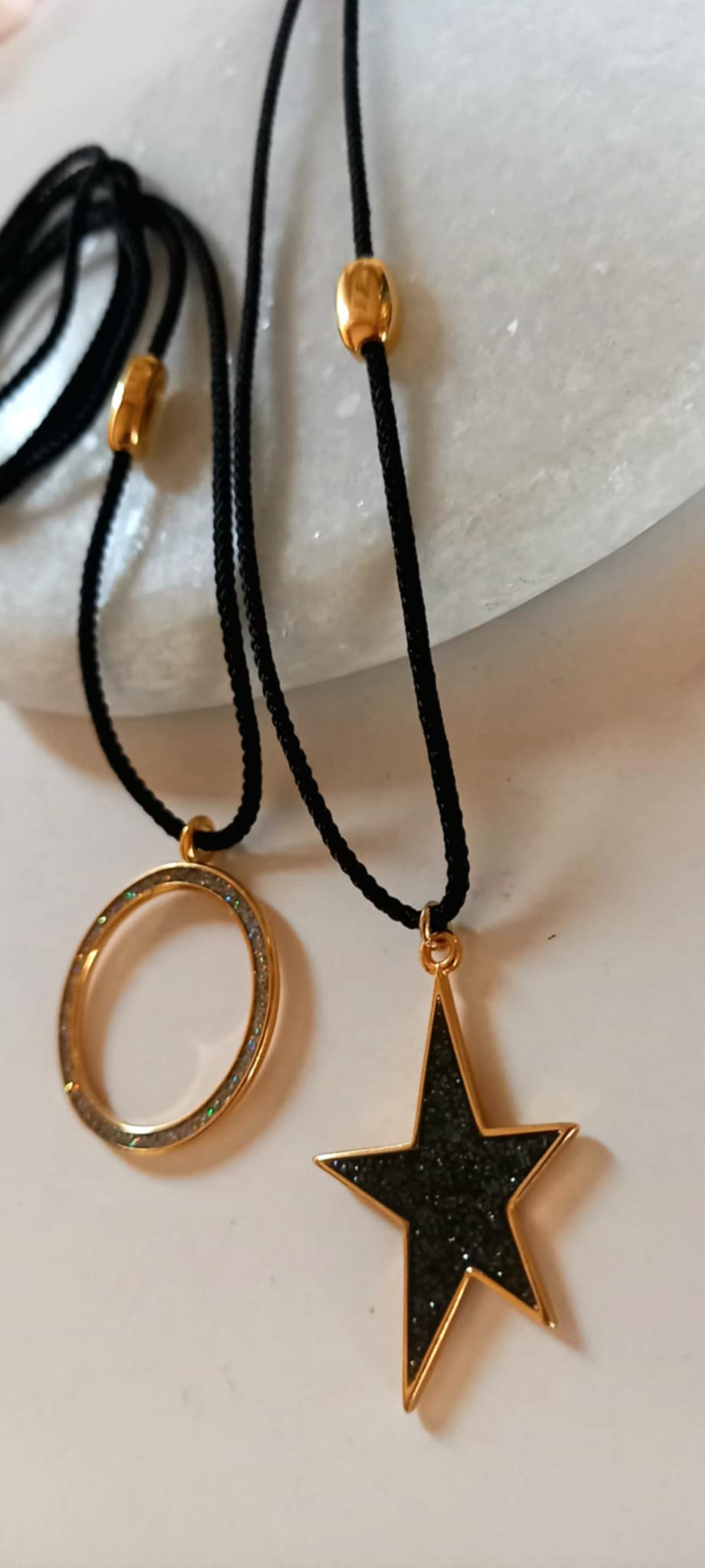 Κολιέ με κορδόνι και μοτίφ αστέρι με σμάλτο