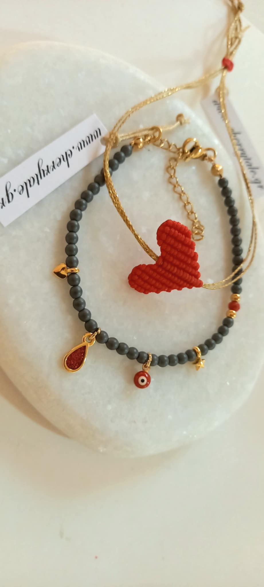 Βραχιόλι με αιματίτες και επιχρυσωμένα στοιχεία