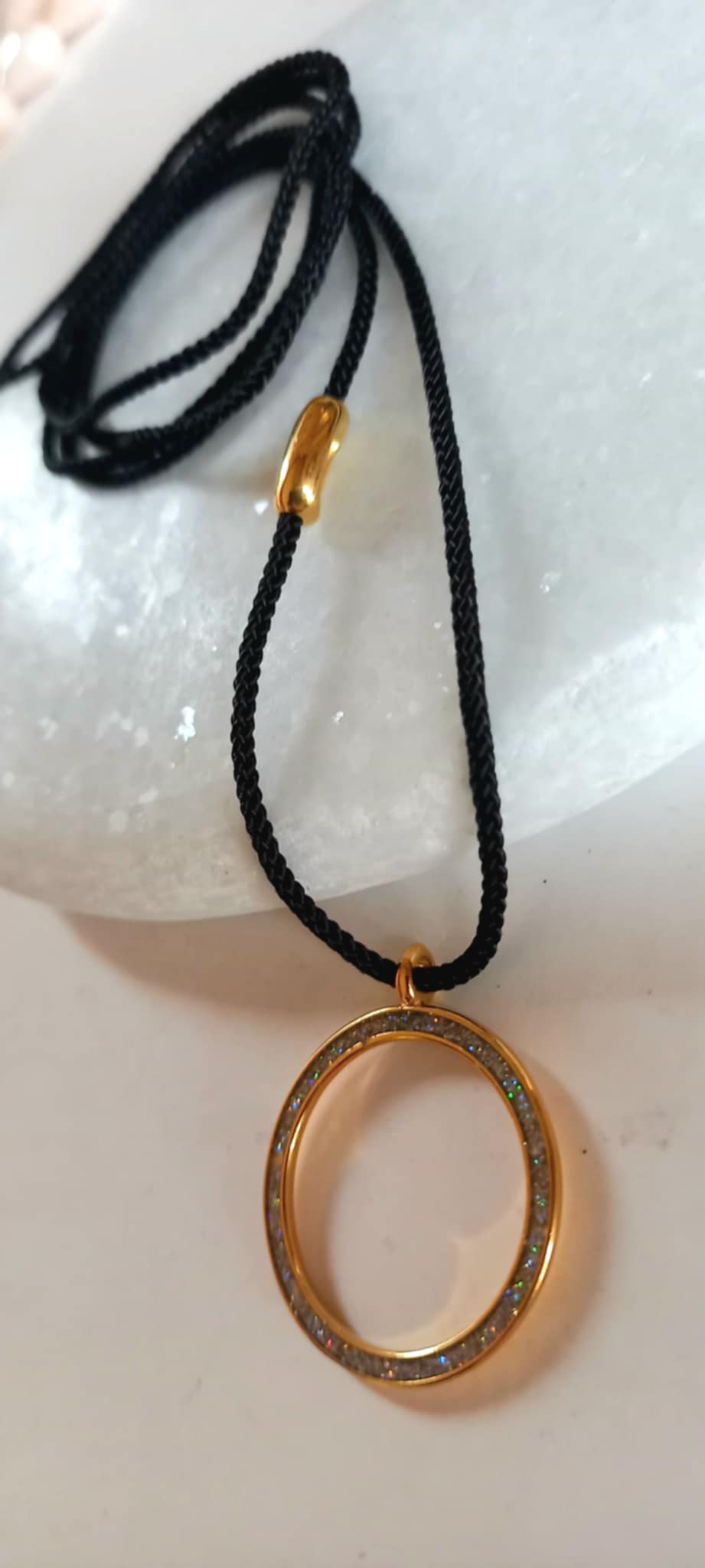 Κολιέ με κορδόνι και λαμπερό μοτίφ