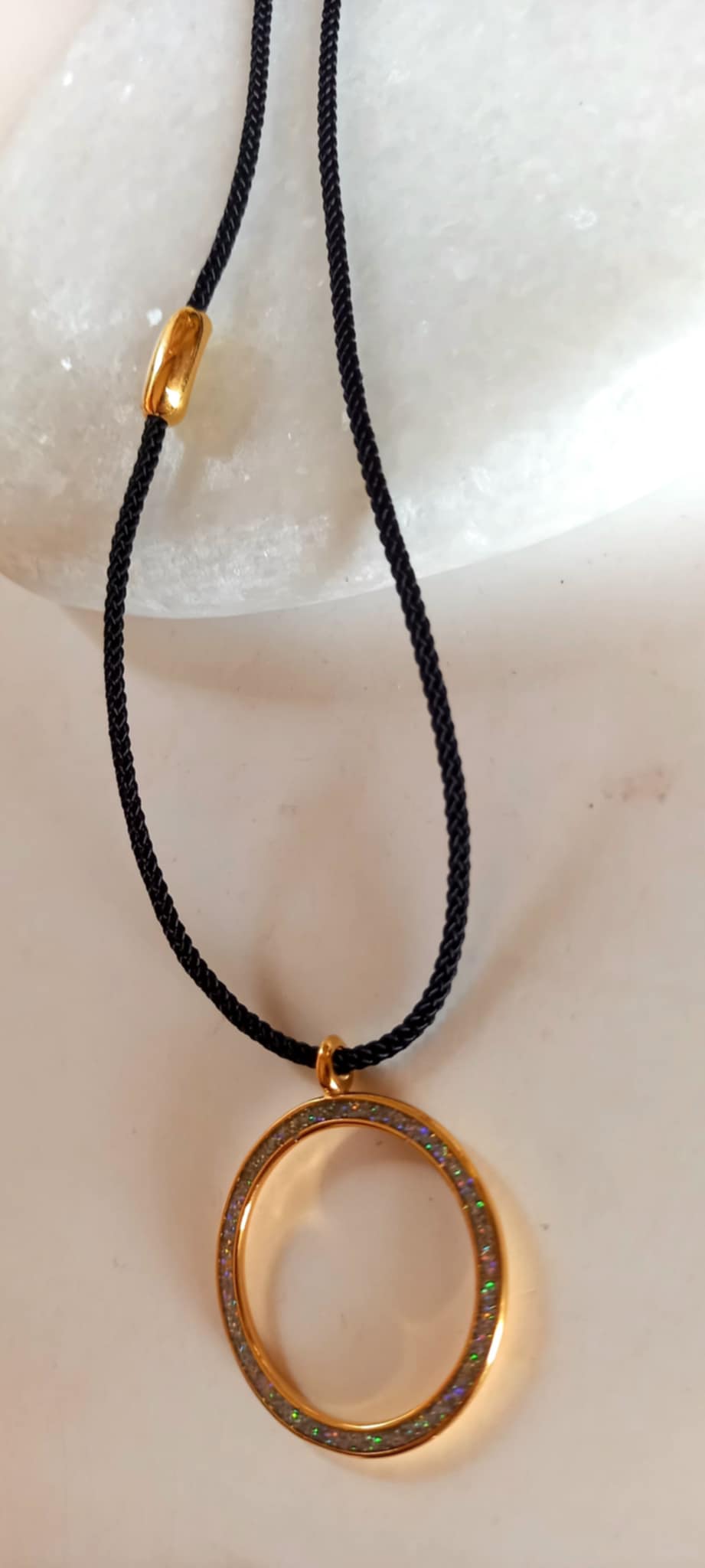 Κολιέ με κορδόνι και λαμπερό μοτίφ