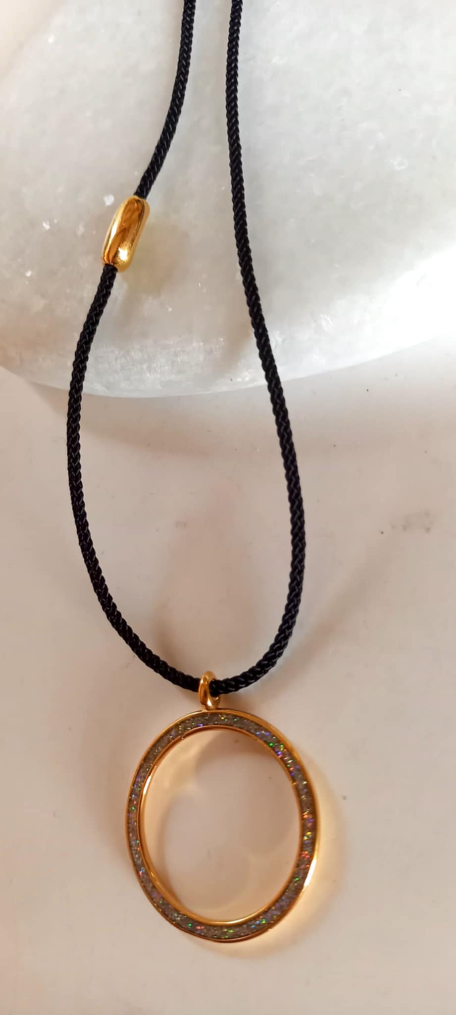 Κολιέ με κορδόνι και λαμπερό μοτίφ