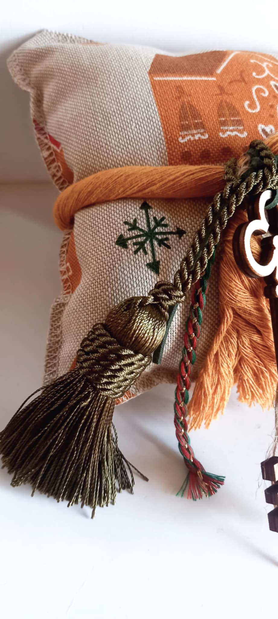 Διακοσμητικό μαξιλαράκι - γούρι 2026