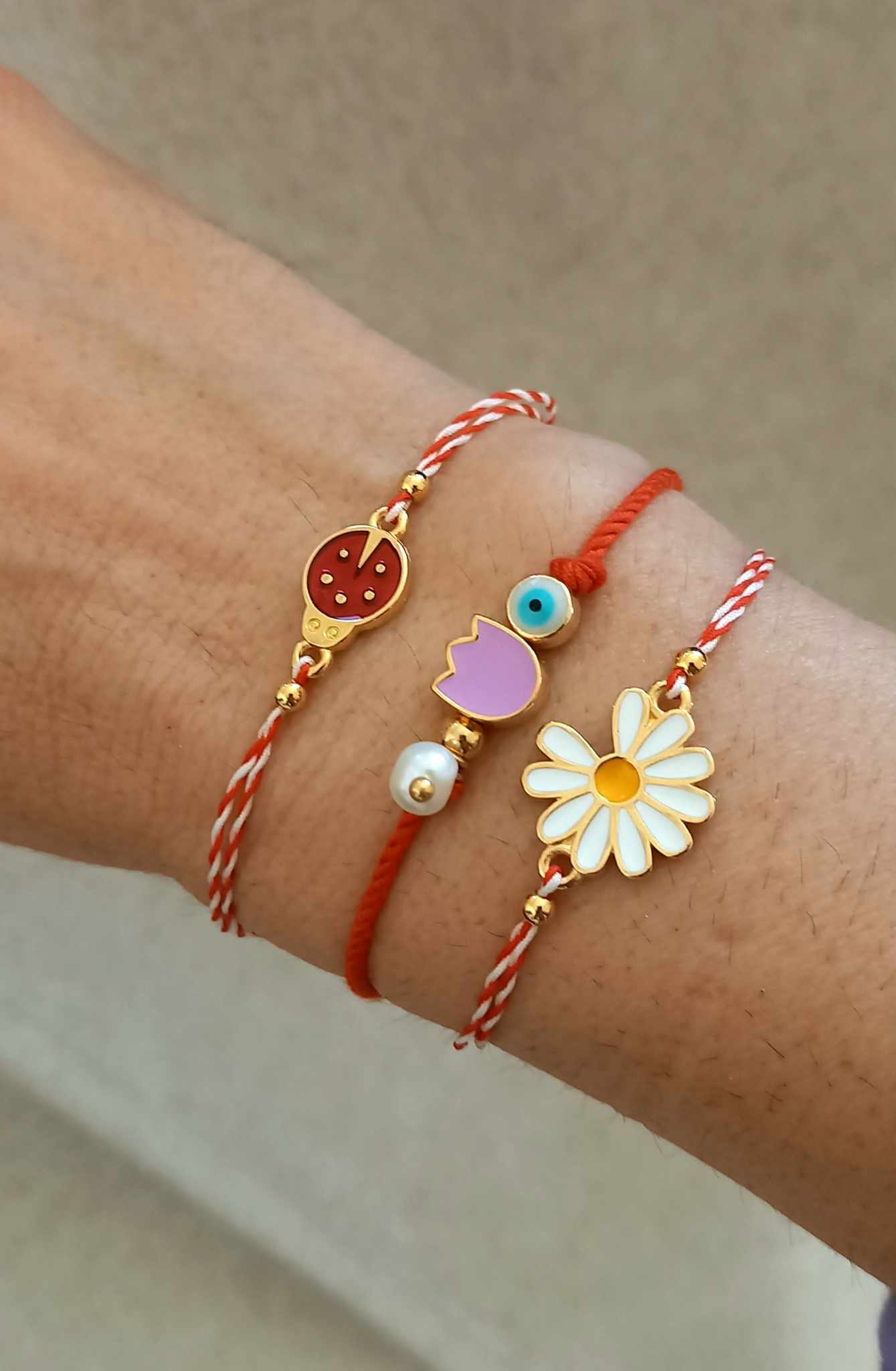 Βραχιόλι μαρτάκι με στοιχείο μαργαρίτα με σμάλτο