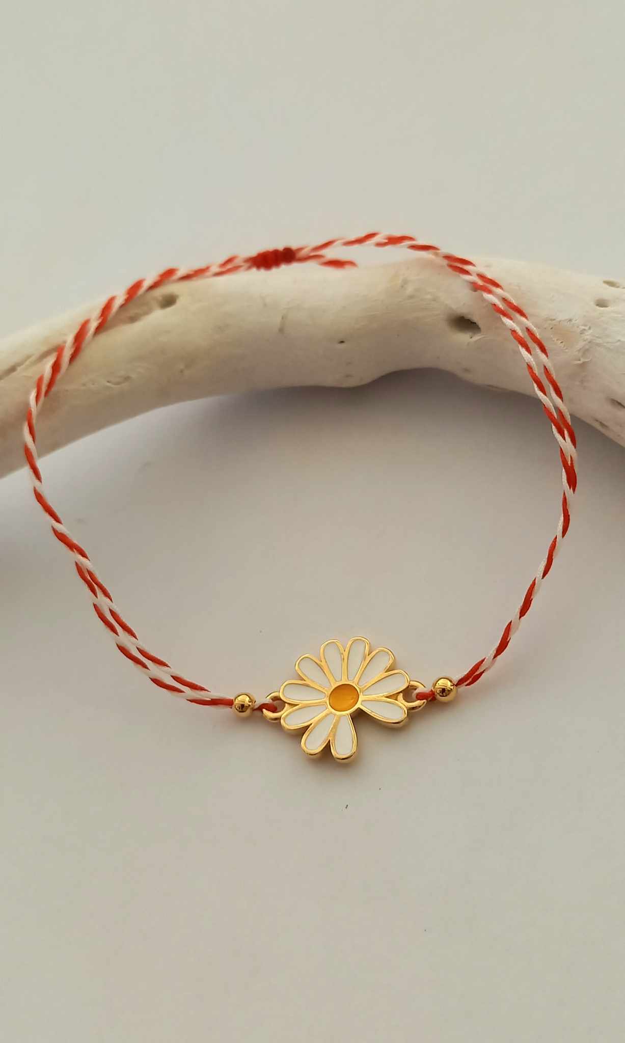 Βραχιόλι μαρτάκι με στοιχείο μαργαρίτα με σμάλτο