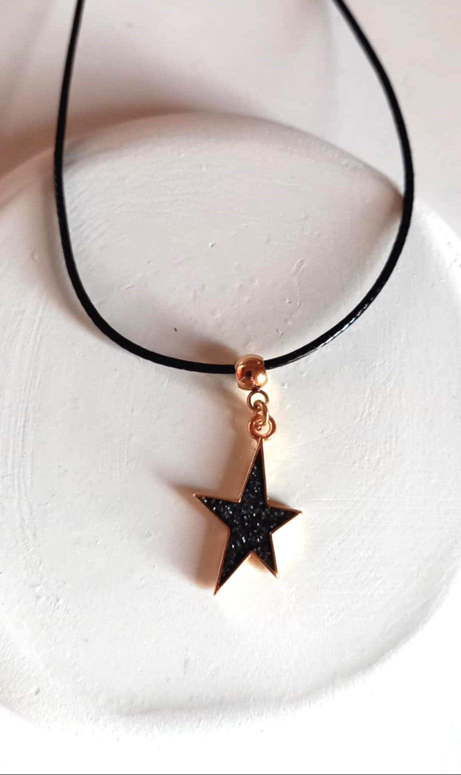 Κολιέ με κορδόνι και μοτίφ αστέρι