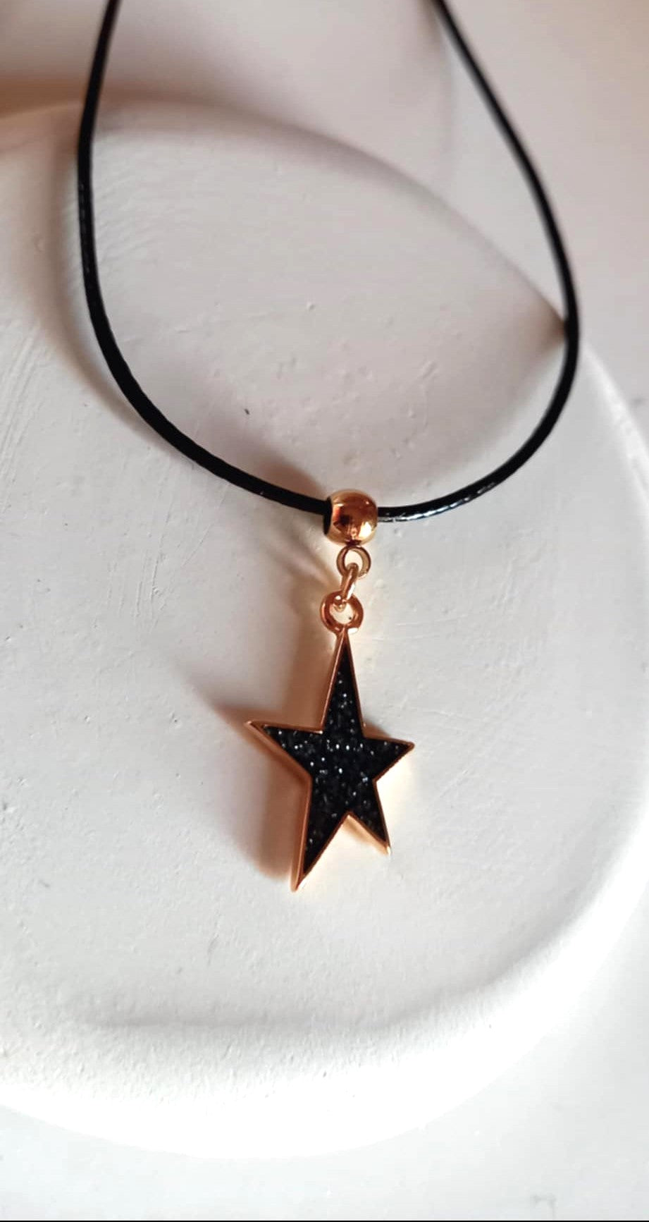Κολιέ με κορδόνι και μοτίφ αστέρι