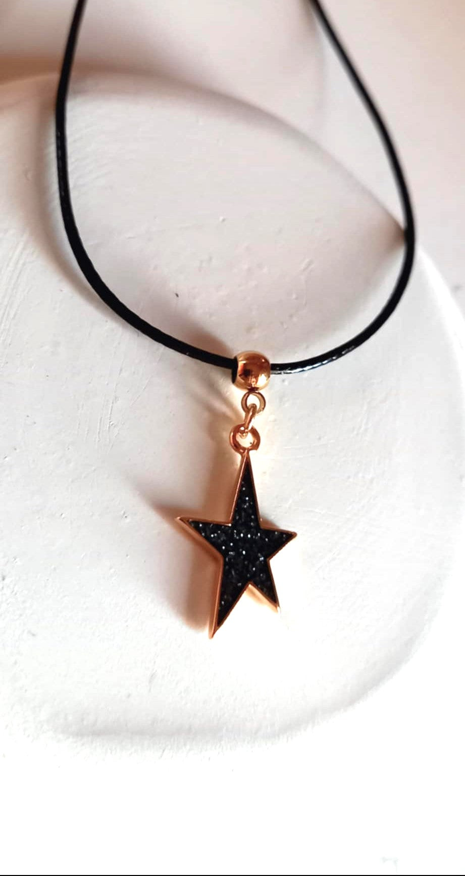 Κολιέ με κορδόνι και μοτίφ αστέρι