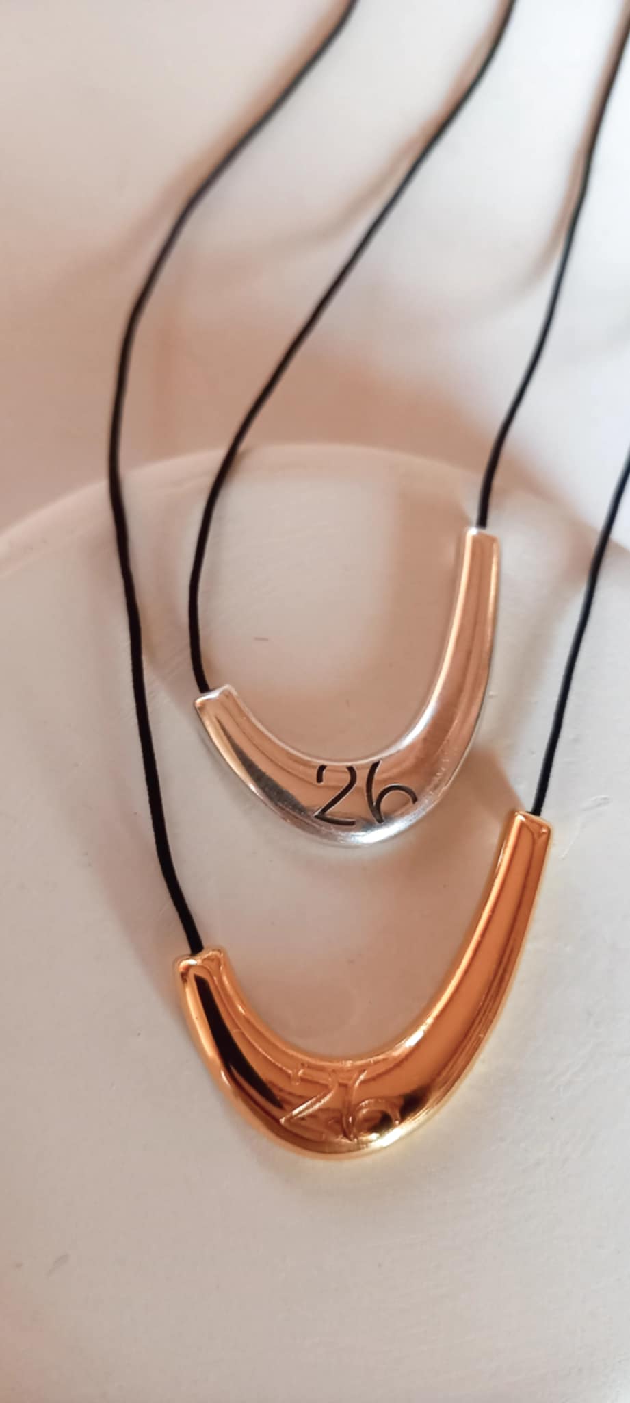 Κολιέ - γούρι με κορδόνι