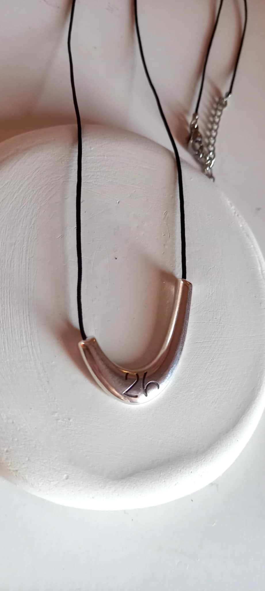 Κολιέ - γούρι με κορδόνι