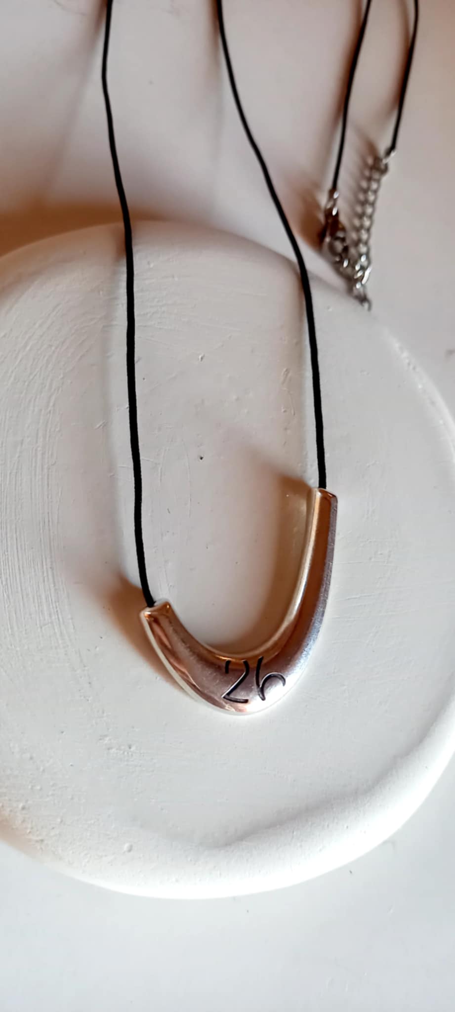 Κολιέ - γούρι με κορδόνι