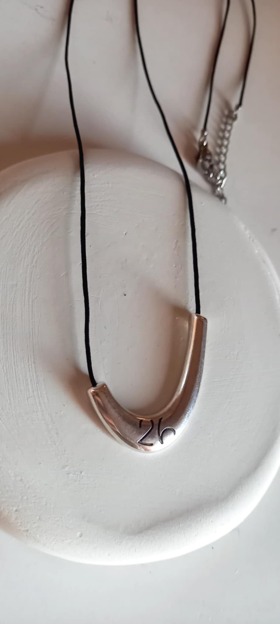 Κολιέ - γούρι με κορδόνι