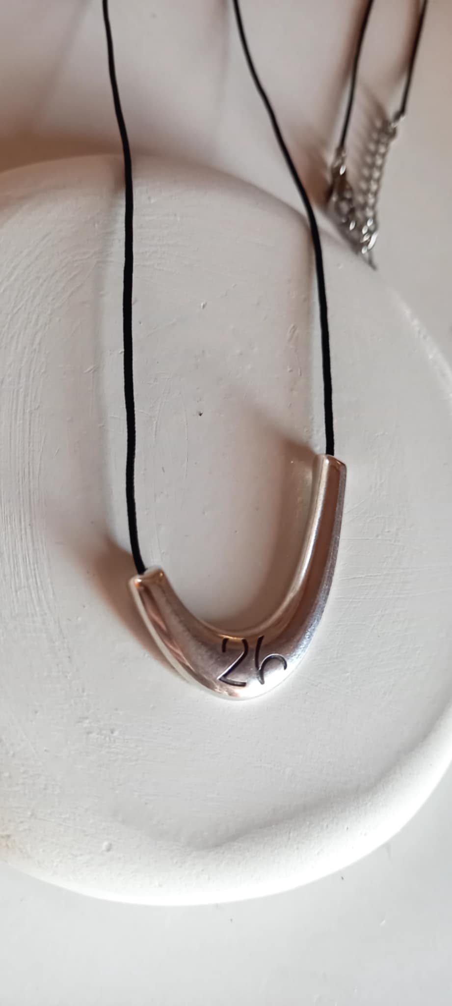 Κολιέ - γούρι με κορδόνι