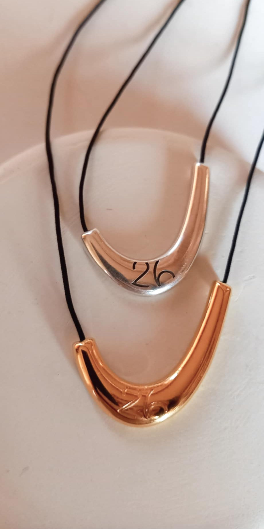 Κολιέ - γούρι με κορδόνι