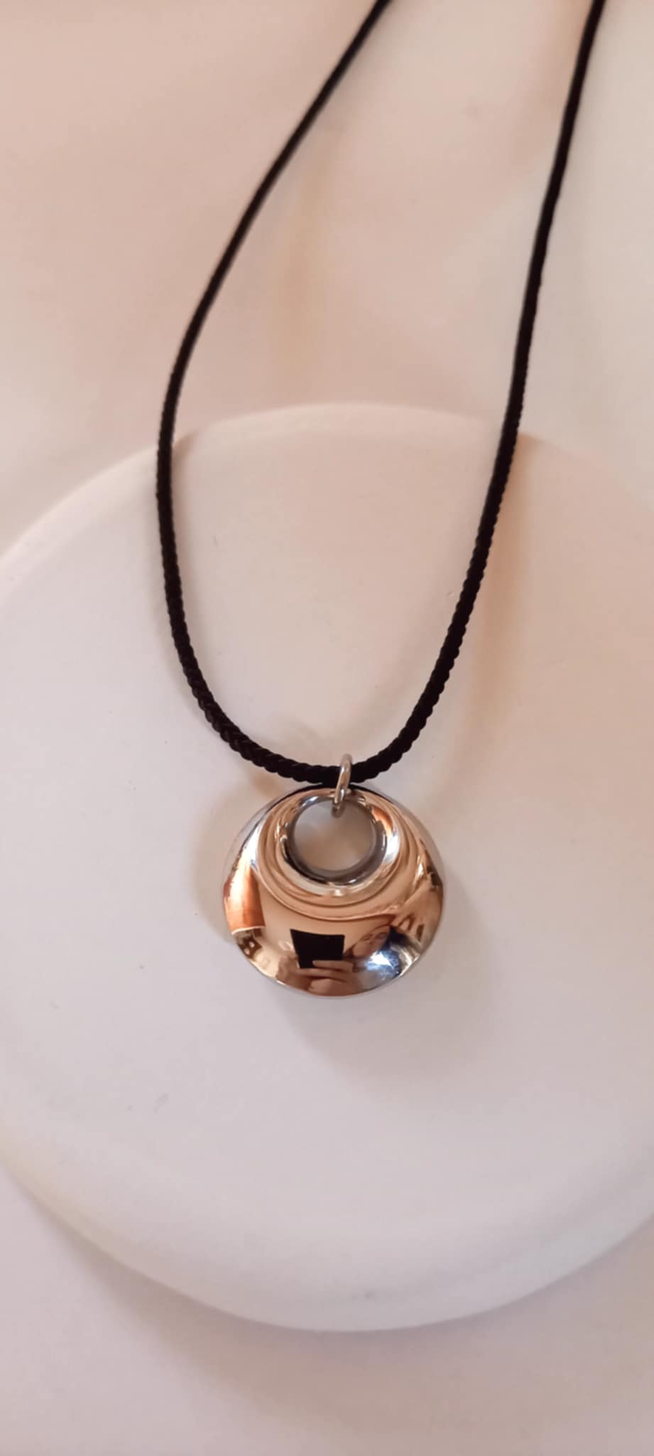 Κολιέ με κορδόνι και ατσάλινο μοτίφ