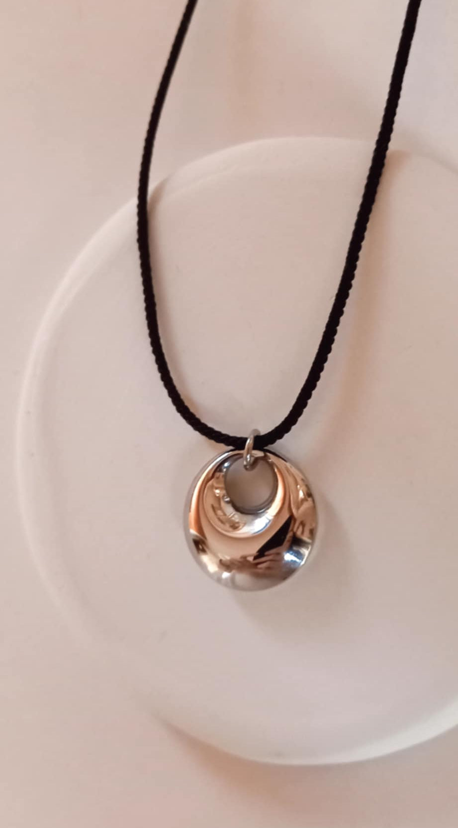 Κολιέ με κορδόνι και ατσάλινο μοτίφ