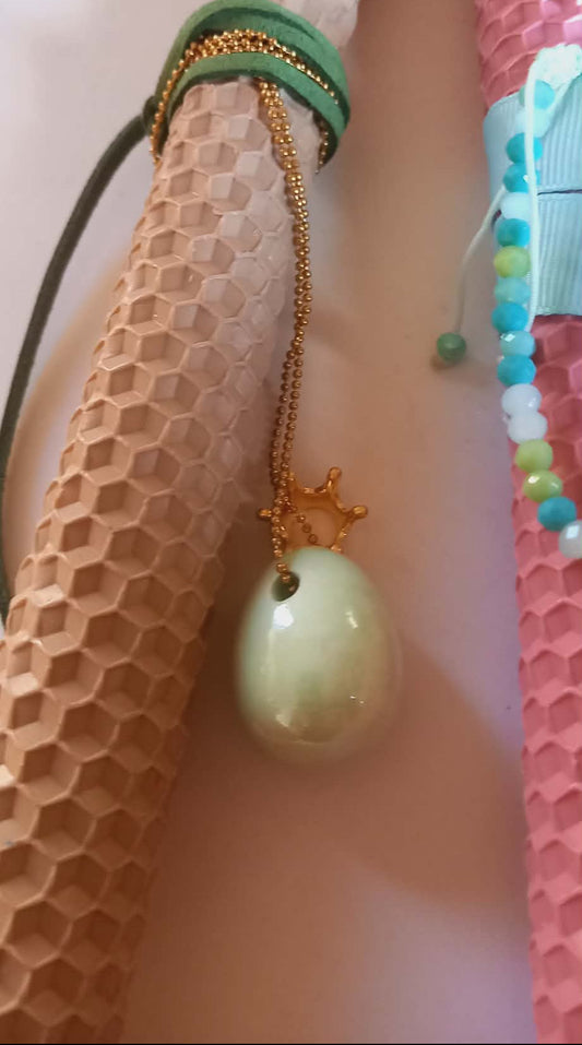 Λαμπάδα από μελισσοκέρι με κολιέ αυγό