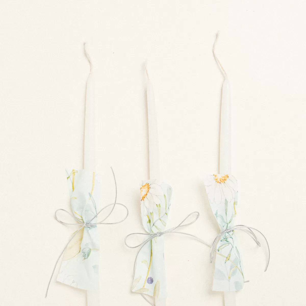 Σετ βάπτισης με λουλούδια σε βεραμάν φόντο