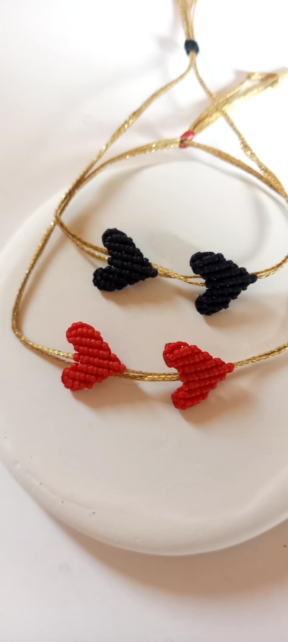 Βραχιόλι με καρδιές μακραμέ