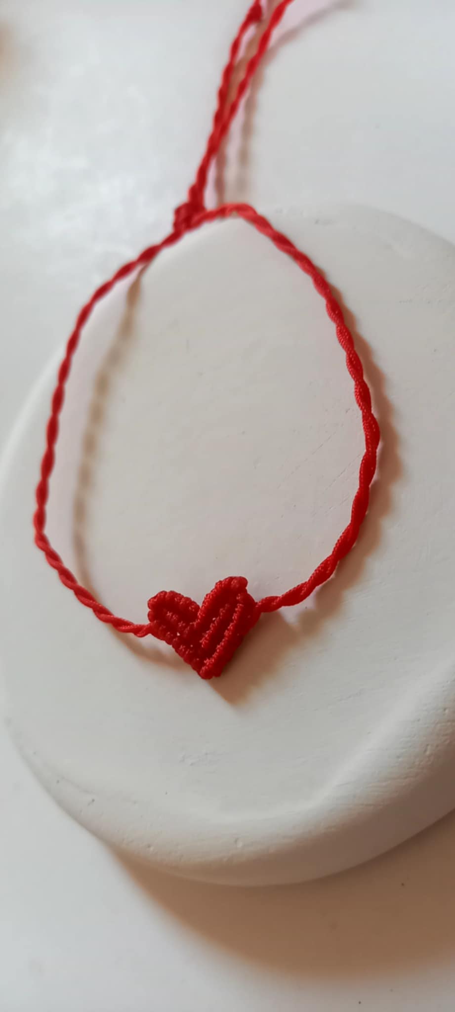 Βραχιόλι με καρδιά μακραμέ