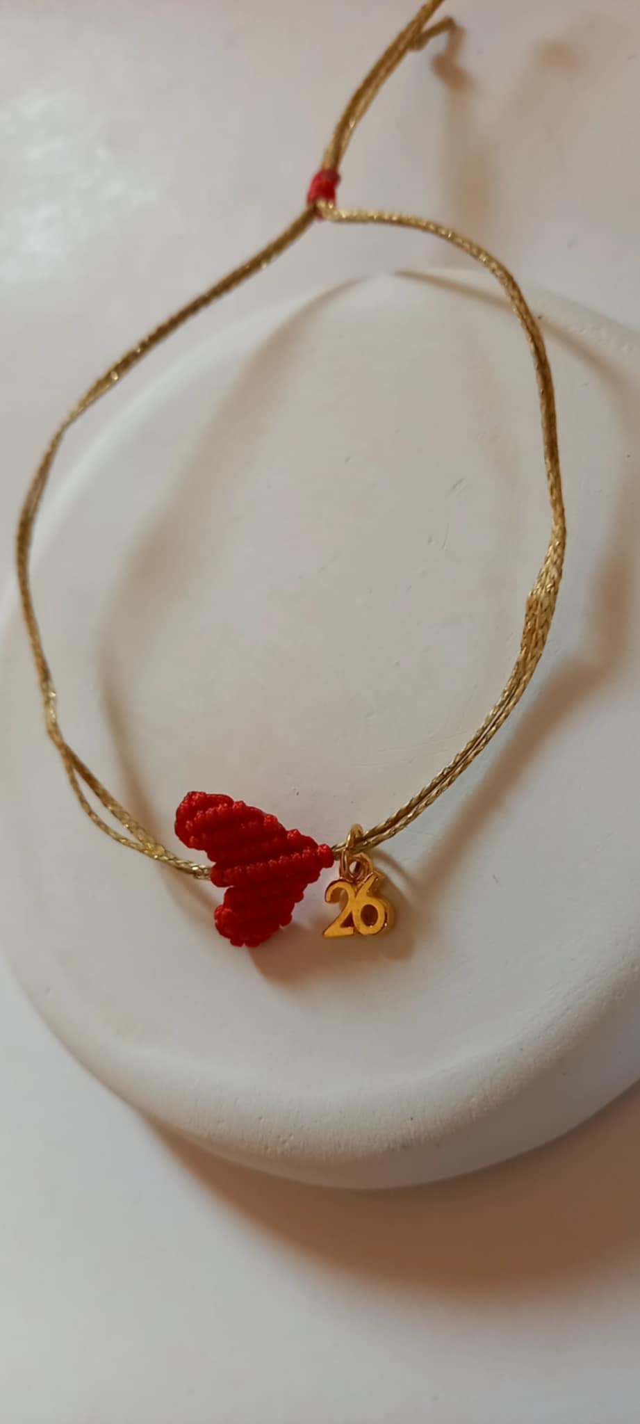 Βραχιόλι - γούρι με μακραμέ καρδιά