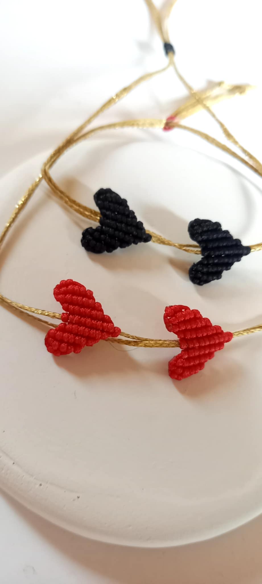 Βραχιόλι με καρδιές μακραμέ