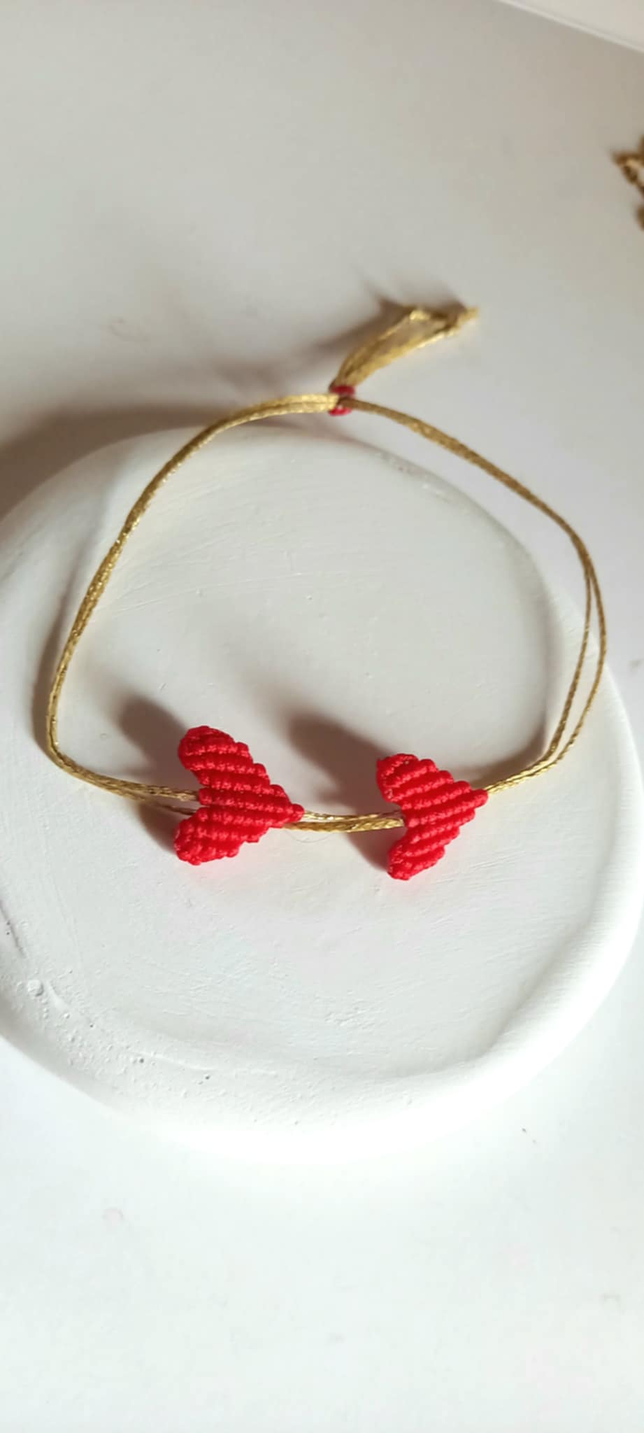 Βραχιόλι με καρδιές μακραμέ