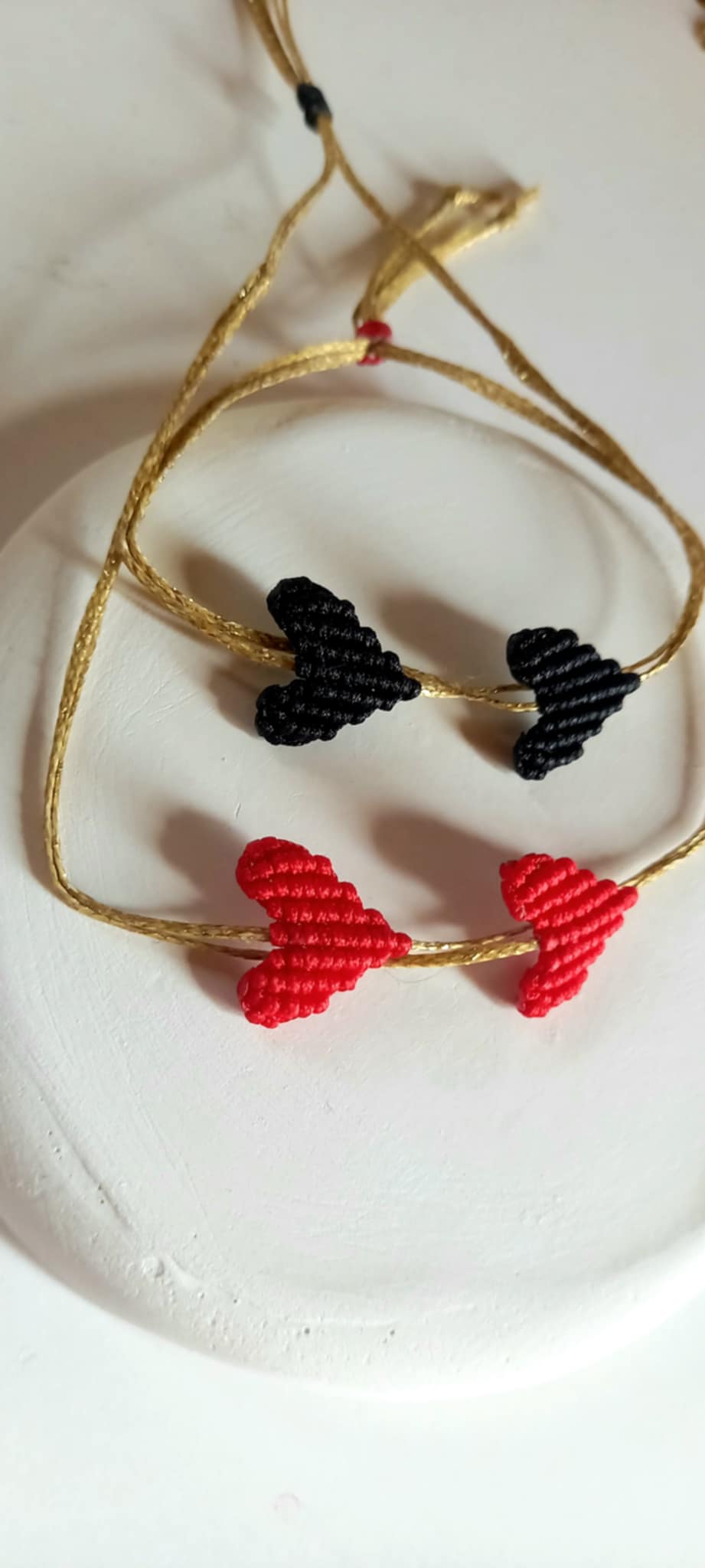 Βραχιόλι με καρδιές μακραμέ