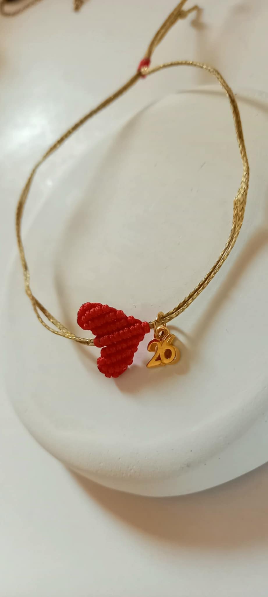 Βραχιόλι - γούρι με μακραμέ καρδιά