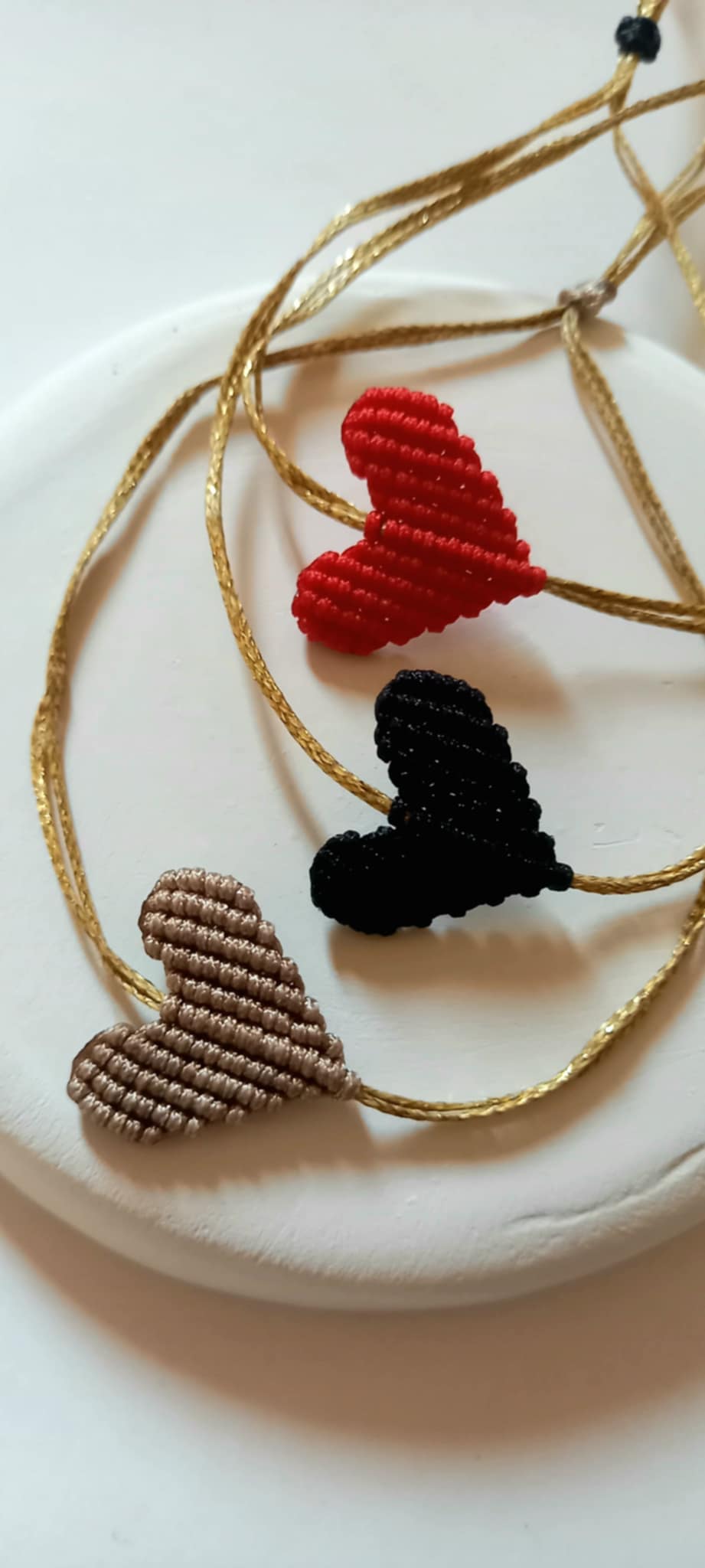 Βραχιόλι με καρδιά μακραμέ