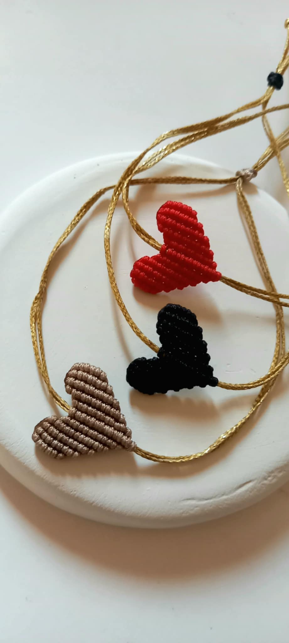 Βραχιόλι με καρδιά μακραμέ