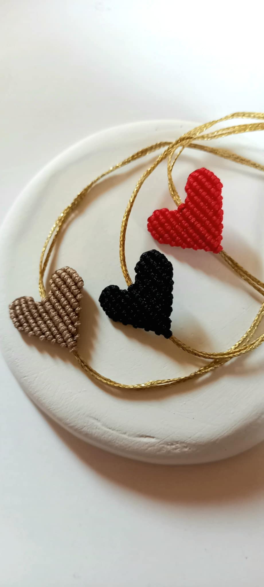 Βραχιόλι με καρδιά μακραμέ