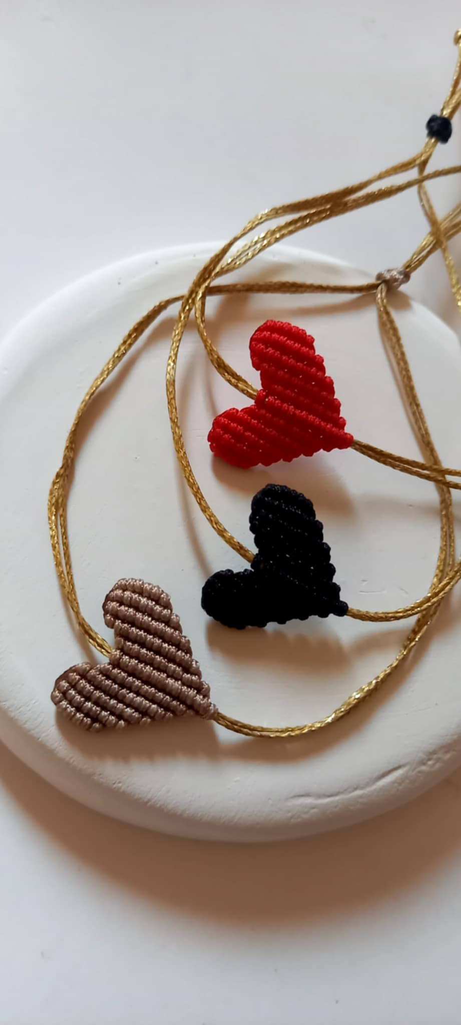 Βραχιόλι με καρδιά μακραμέ