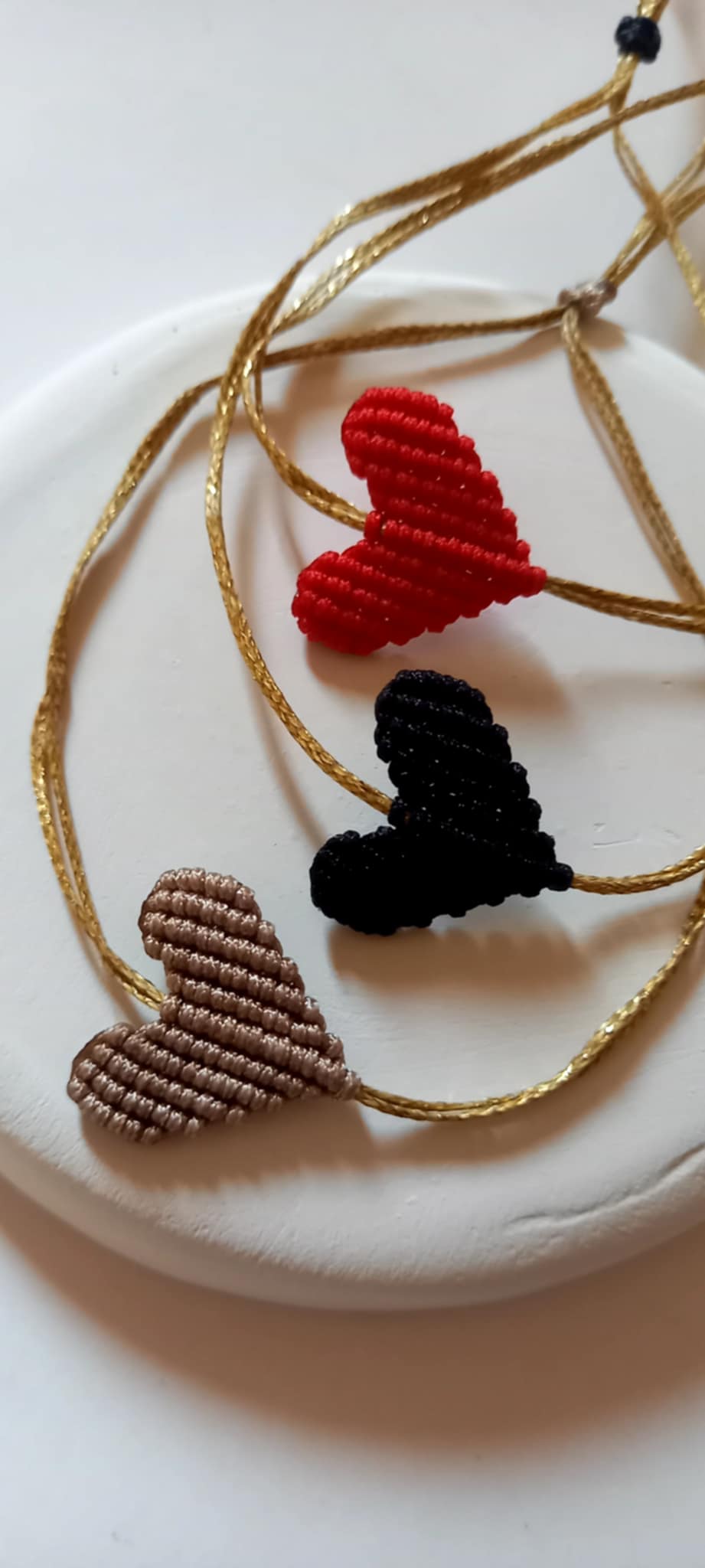 Βραχιόλι με καρδιά μακραμέ